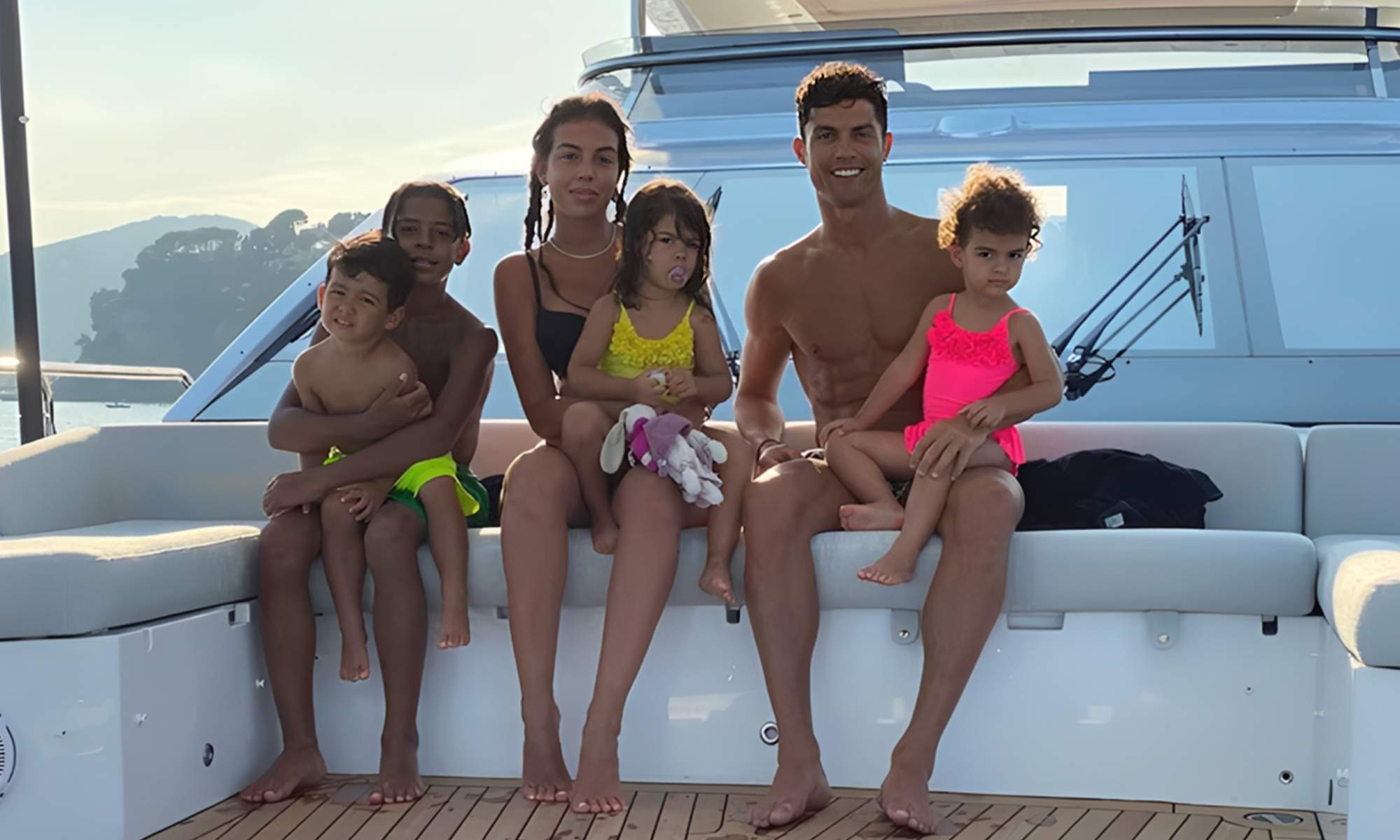 Cristiano Ronaldo y su familia en un yate.