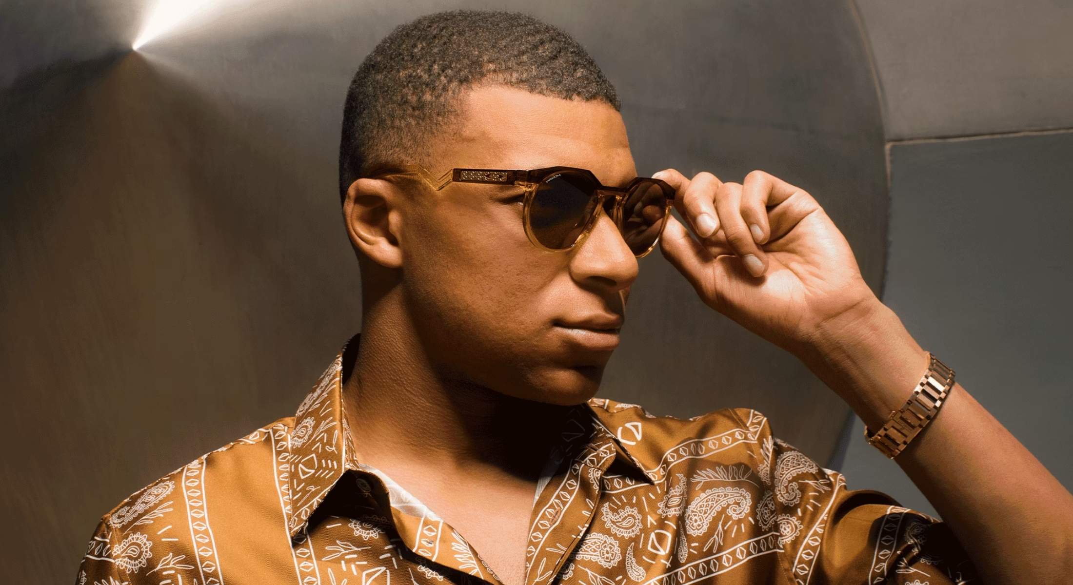 Mbappé saca una selección de gafas Oakley