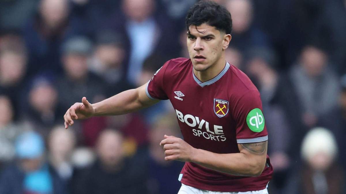 Mateus Fernandes en un partido del West Ham