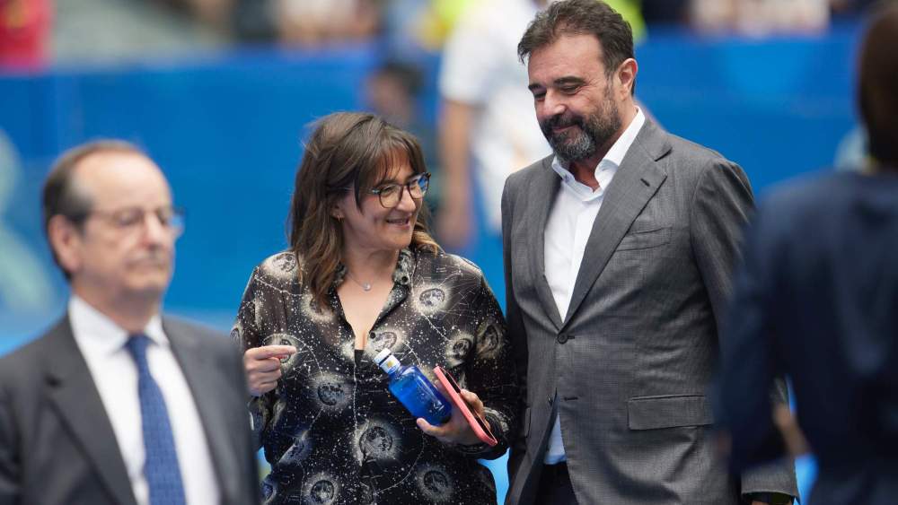 Fayza Lamari, con José Ángel Sánchez, director general del Real Madrid, en la presentación de Kylian Mbappé como jugador del Real Madrid.