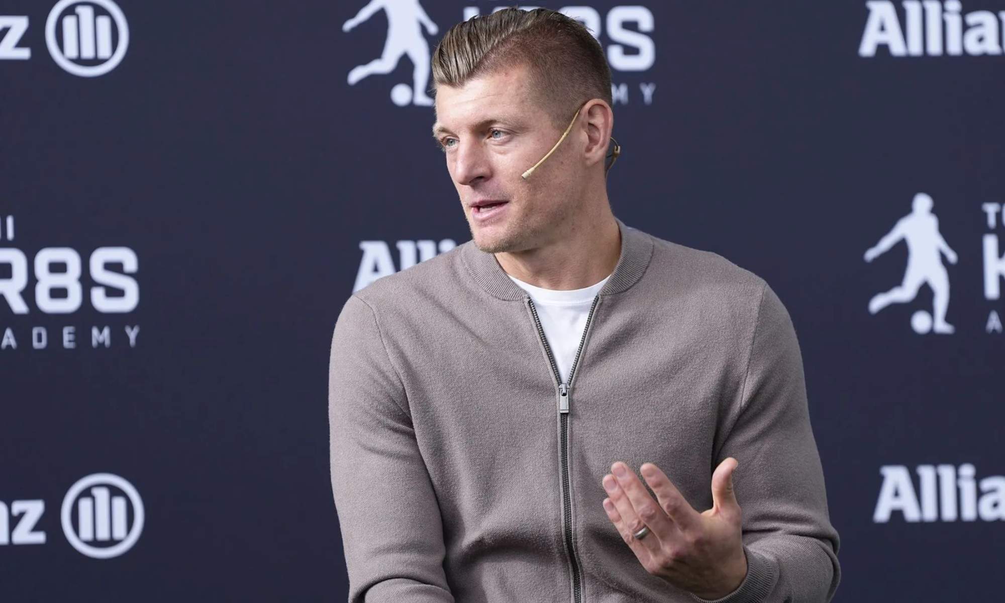 Toni Kroos, hablando durante un evento público reciente tras su retirada como futbolista profesional.