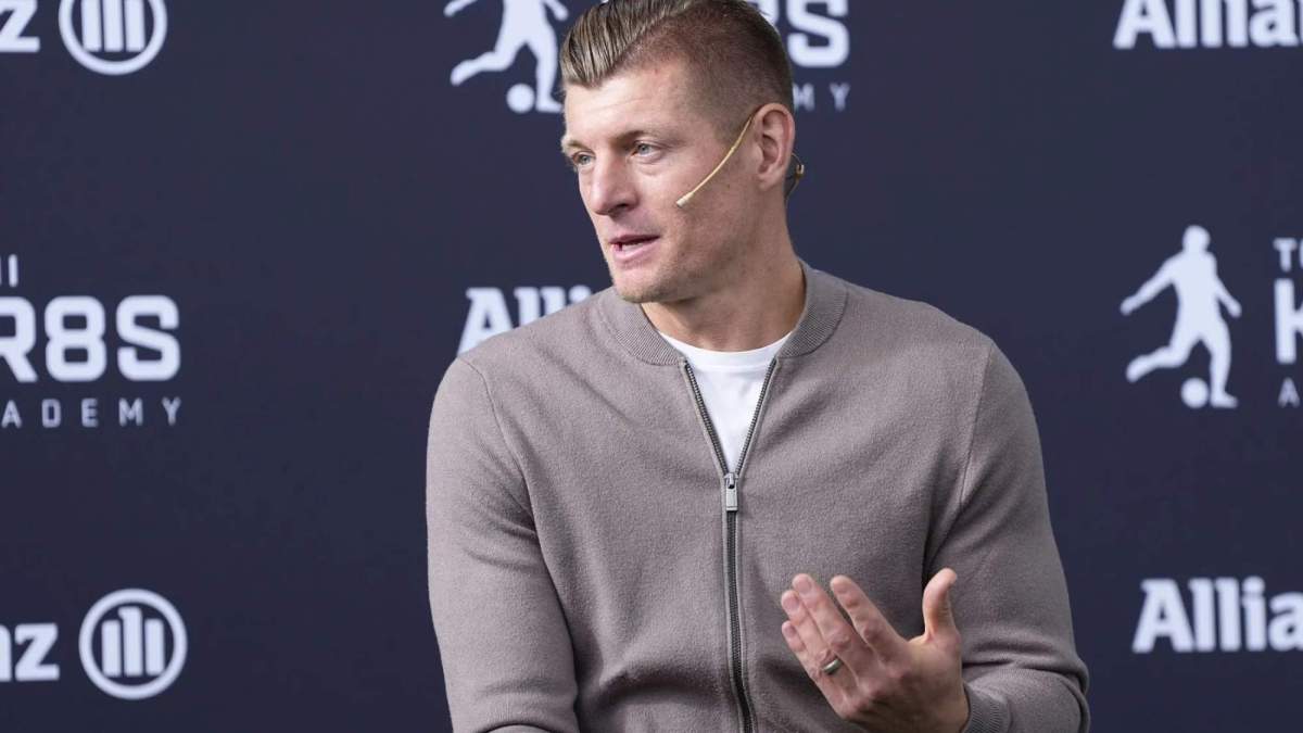 Toni Kroos, hablando durante un evento público reciente tras su retirada como futbolista profesional. Toni Kroos, hablando durante un evento público reciente tras su retirada como futbolista profesional.