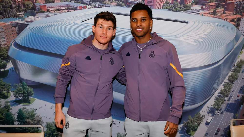 Fran García y Rodrygo Goes, durante una sesión de firmas con los aficionados del Real Madrid.