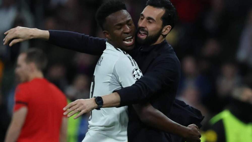 Vinicius Junior y Álvaro Arbeloa, abrazándose después del tanto del futbolista contra el Mónaco. Vinicius Junior y Álvaro Arbeloa, abrazándose después del tanto del futbolista contra el Mónaco.