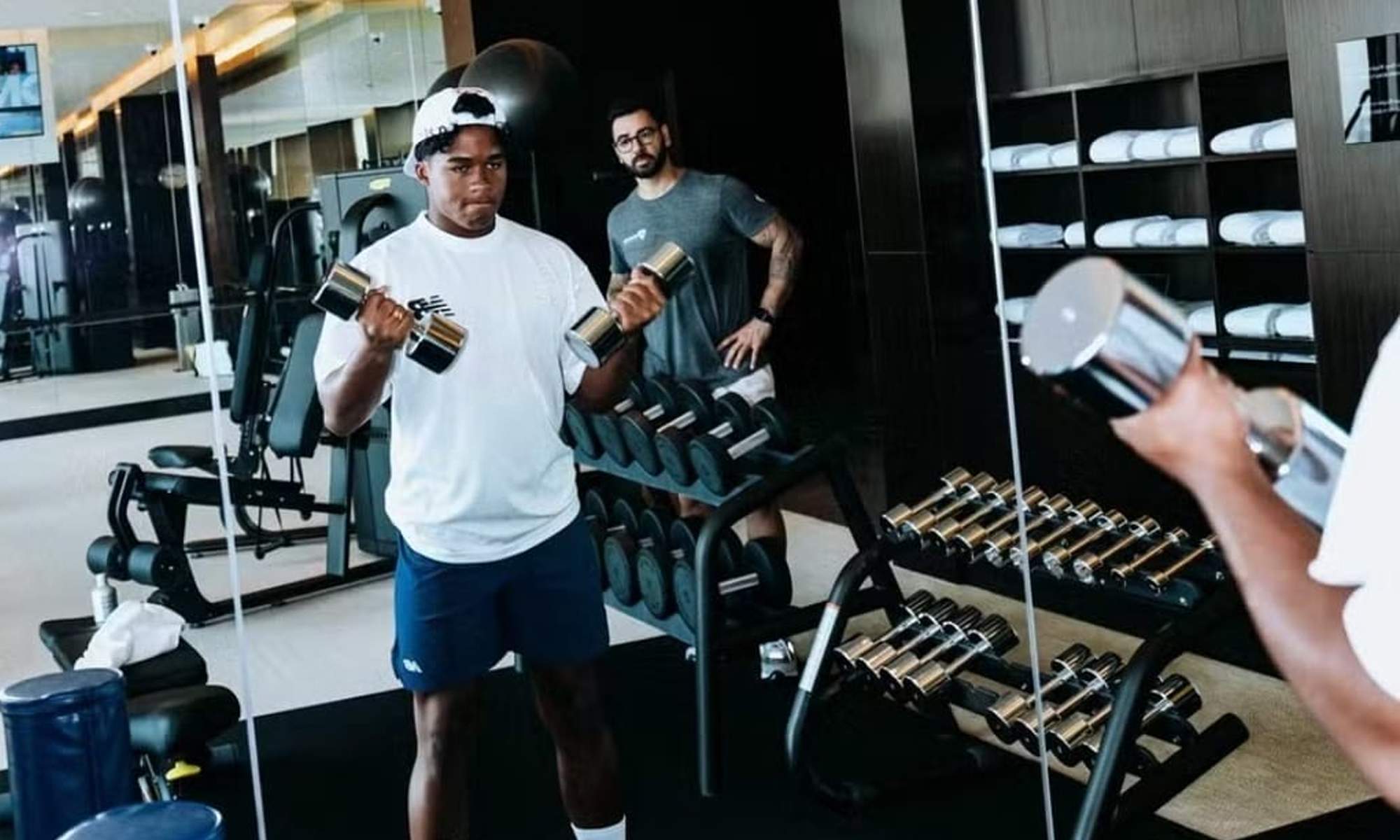 Endrick entrenando en un gimnasio.