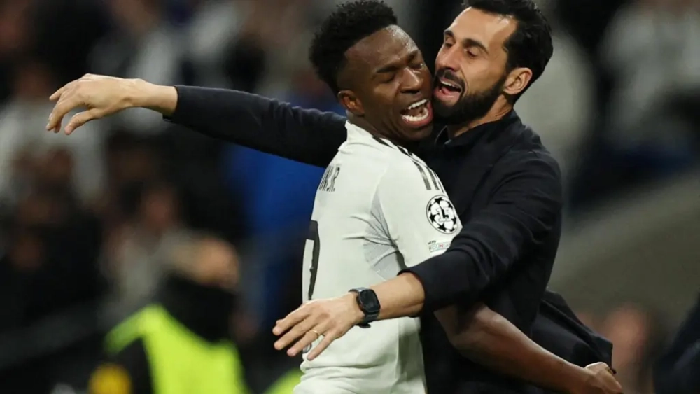 Vinícius Júnior dando un abrazo a Arbeloa en su partido contra el Mónaco.