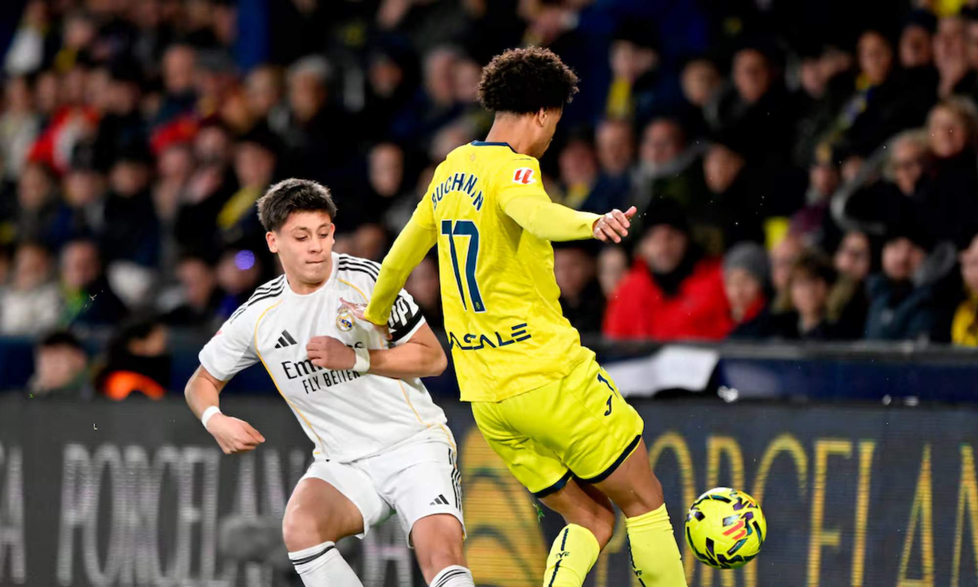 Tajon Buchanan y Arda Güler, peleando por un balón durante el partido de esta noche entre el Villarreal y el Real Madrid.