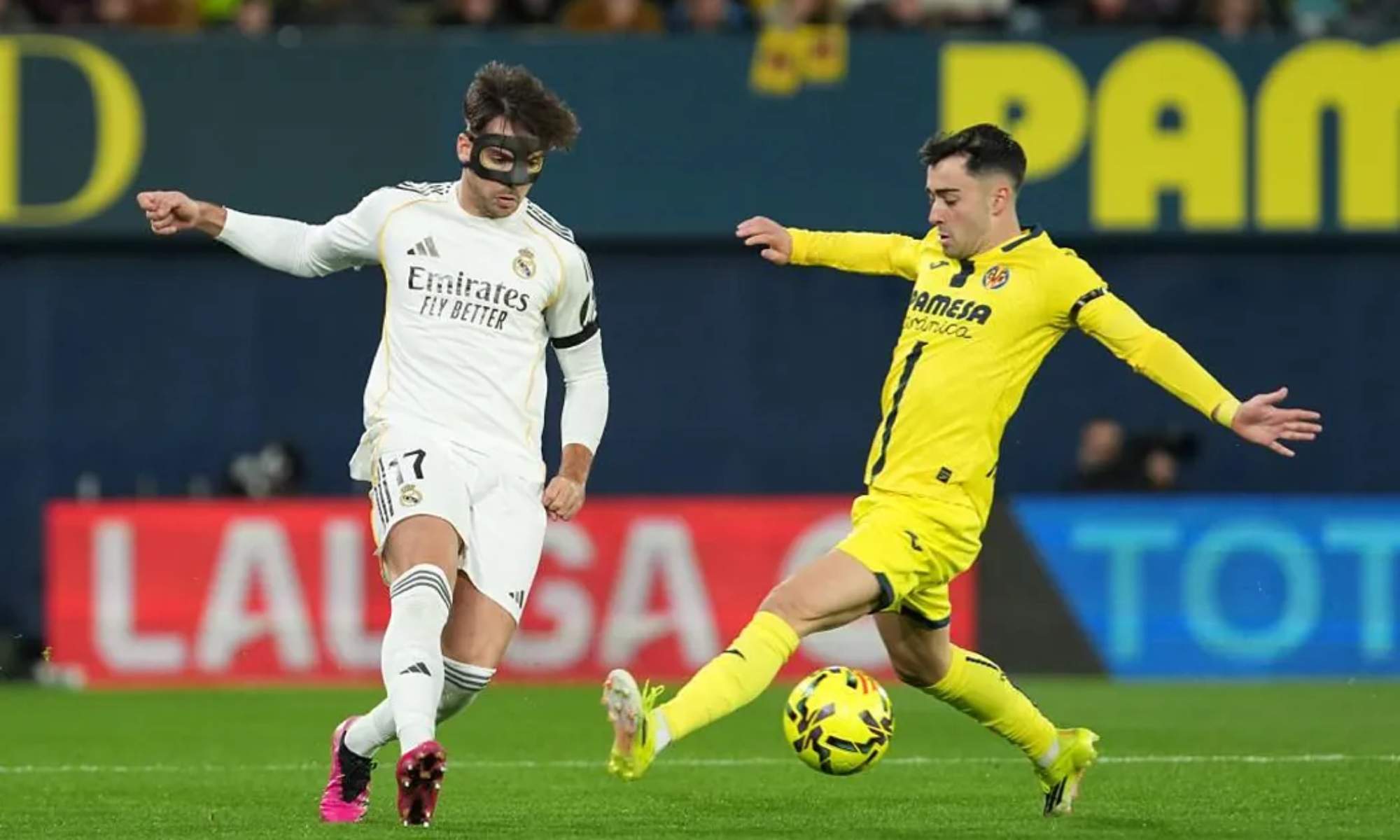 Alberto Moleiro no llega para cortar un pase de Raúl Asencio, en el encuentro de esta noche en La Cerámica entre el Villarreal y el Real Madrid.