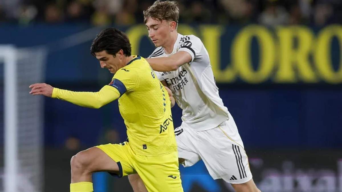 Dean Huijsen, agarrando a Gerard Moreno para evitar que se le escape, durante una jugada en la primera parte.