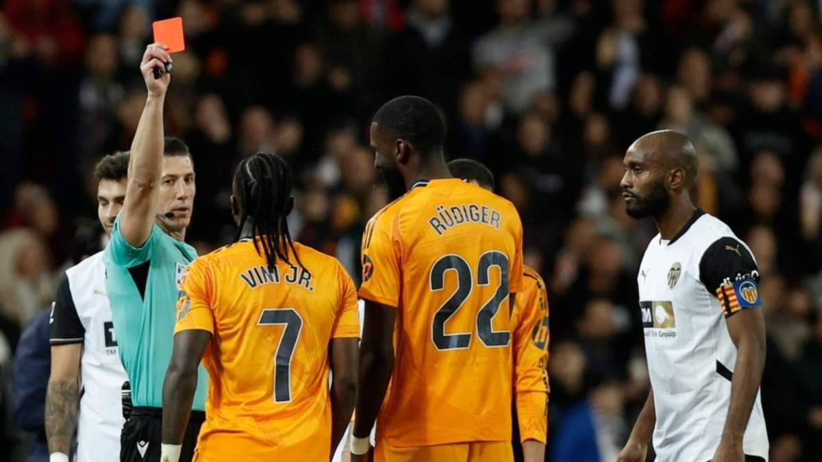 Soto Grado expulsando a Vinicius en Mestalla