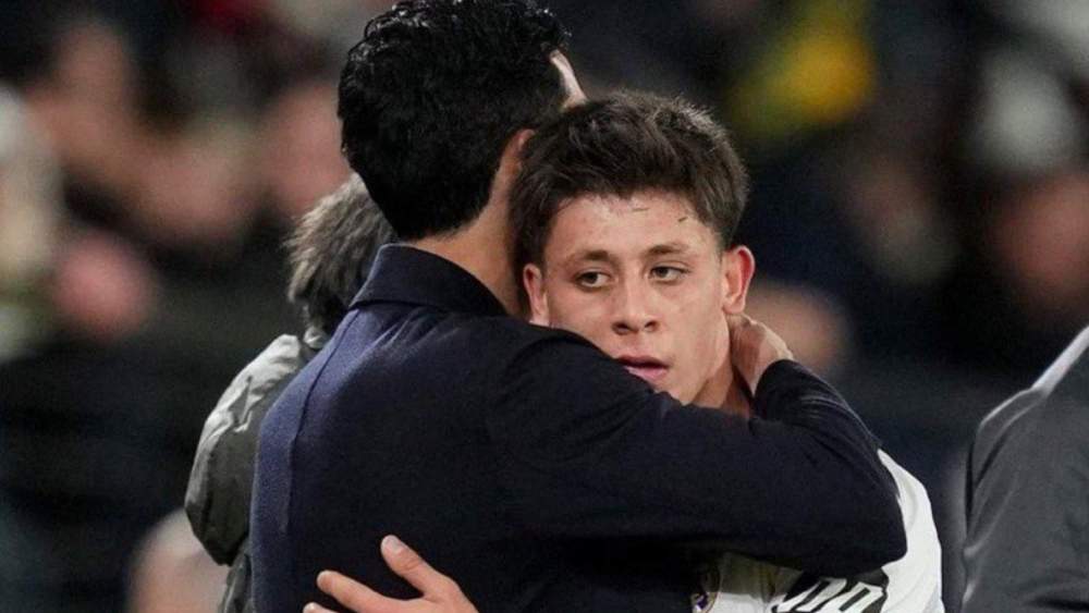 Álvaro Arbeloa se abraza con Arda Güler, sustituido al final del partido.