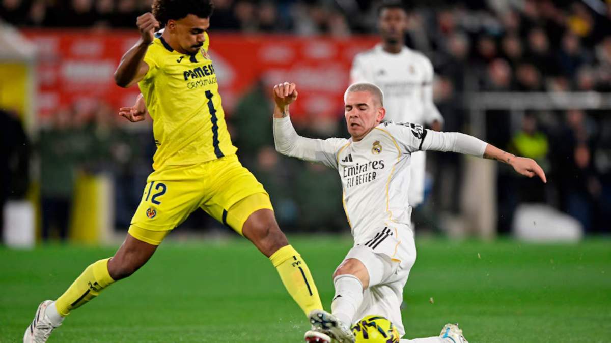 Franco Mastantuono compite con Reinato Vega por un balón.