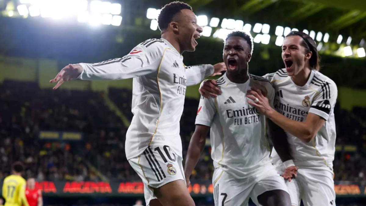 Mbappé festejando uno de sus tantos con Vinicius y Carreras