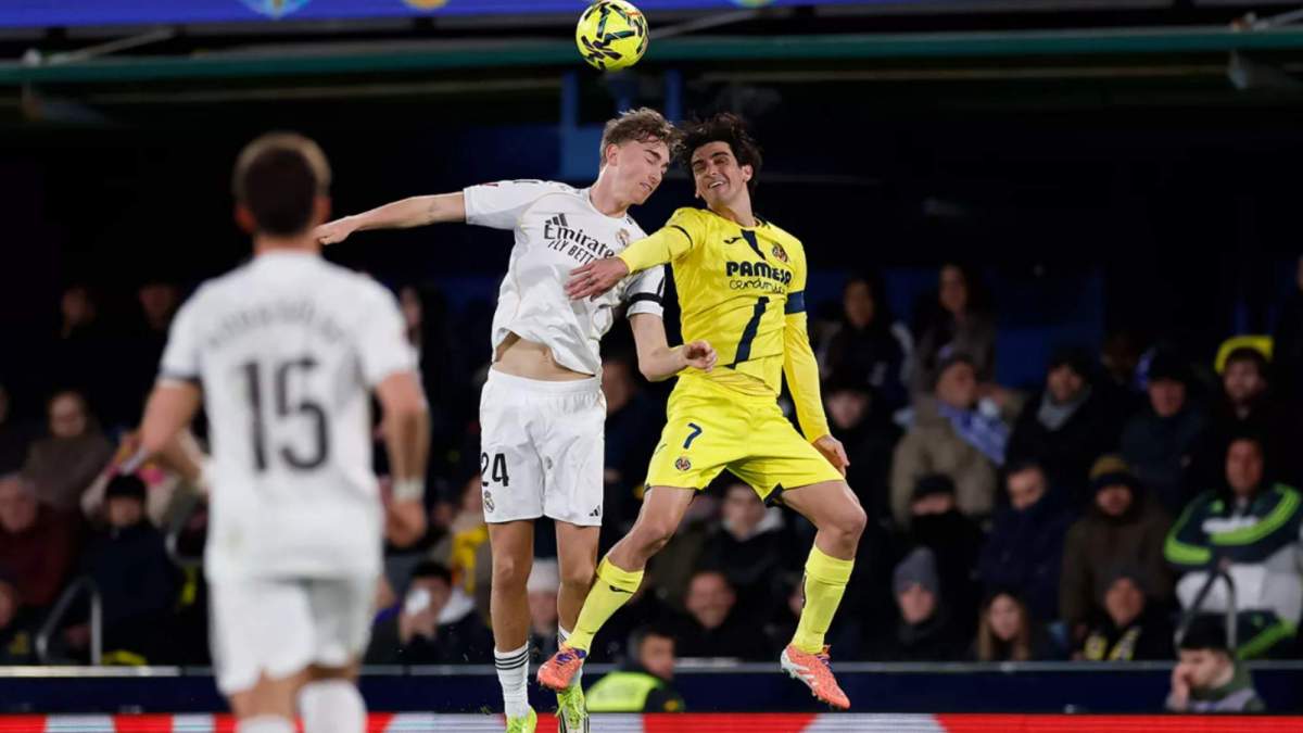 Huijsen disputando un balón aéreo con Gerard Moreno