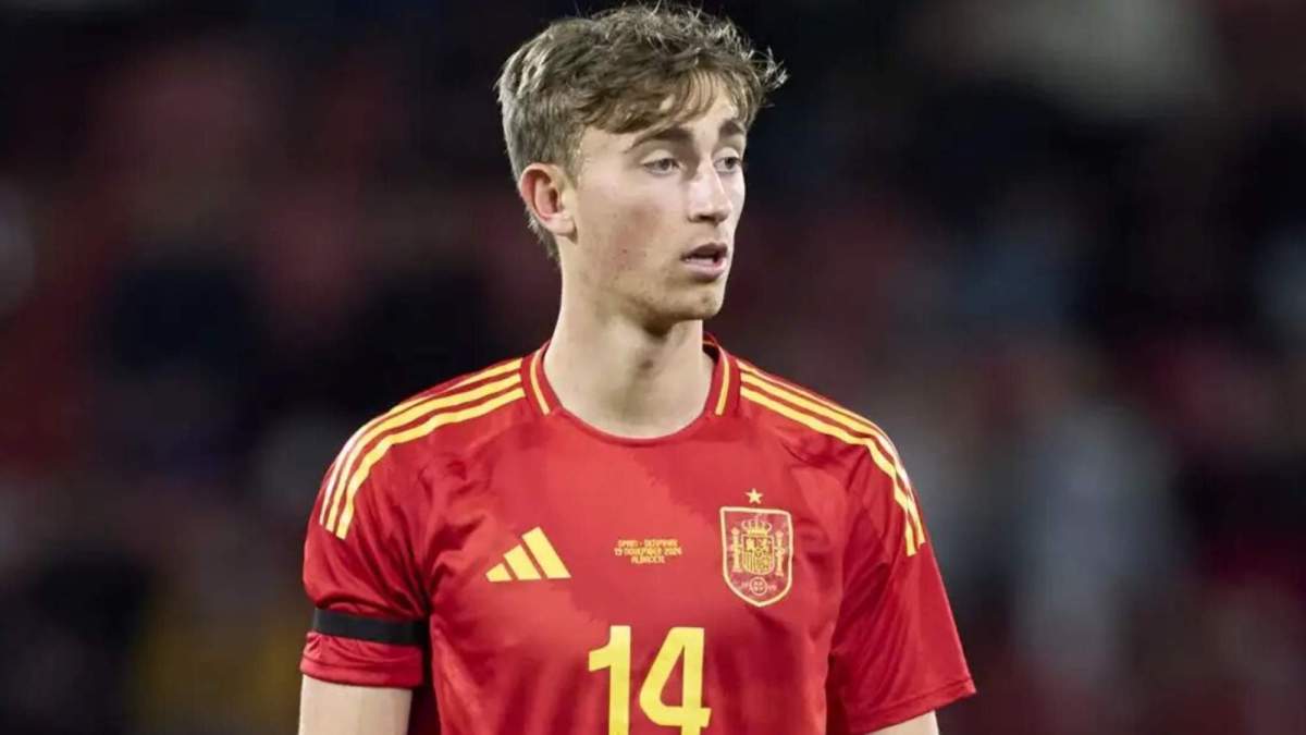 Huijsen durante un partido con la selección española