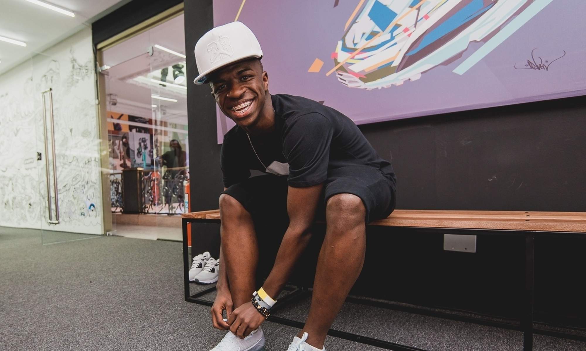 Vinícius Júnior atándose unos tenis.