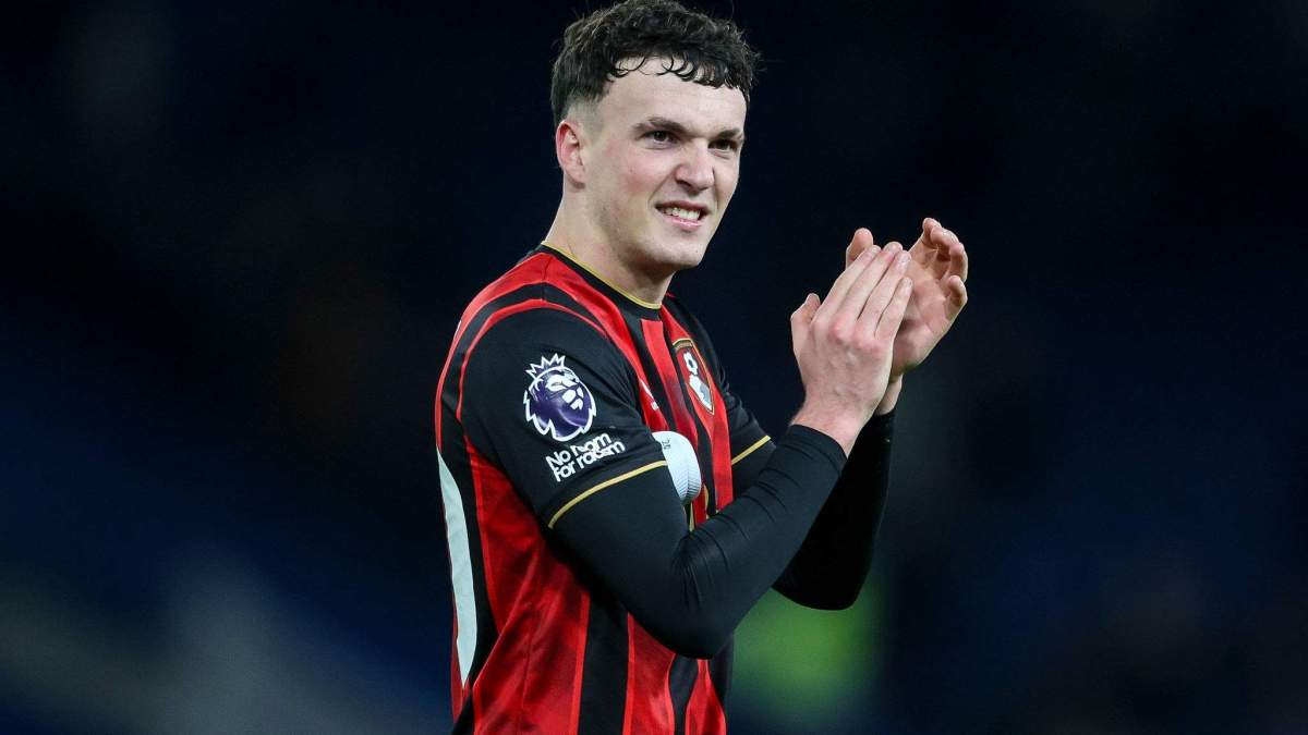 Álex Jiménez disputando un partido con el Bournemouth.