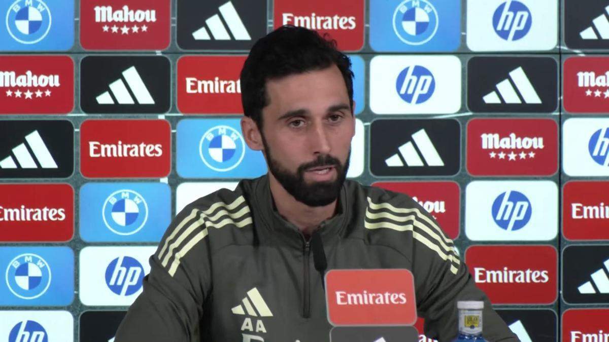 Álvaro Arbeloa en una rueda de prensa con el Real Madrid.