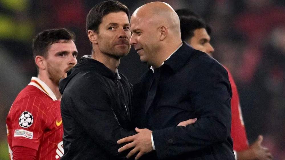 Xabi Alonso y Arne Slot, saludándose durante un partido del año pasado entre el Bayer Leverkusen y el Liverpool.