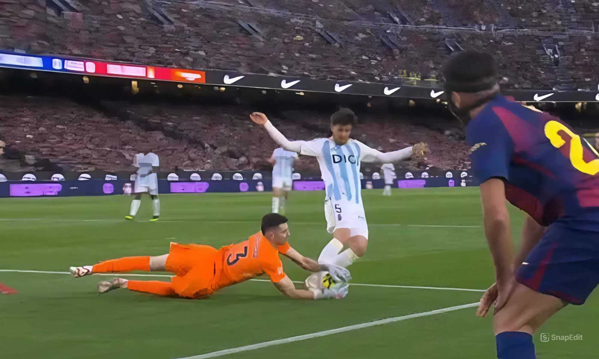 Joan García derriba a Alberto Reina en el encuentro de esta tarde entre el Barcelona y el Oviedo.