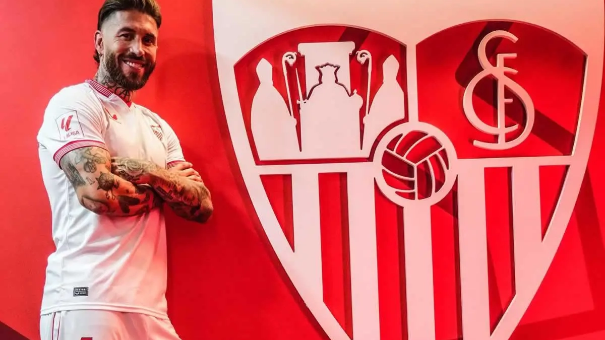 Sergio Ramos con el escudo del Sevilla. 