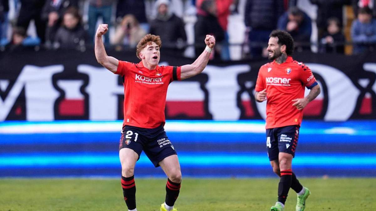 Víctor Muñoz celebrando un gol con el Osasuna.