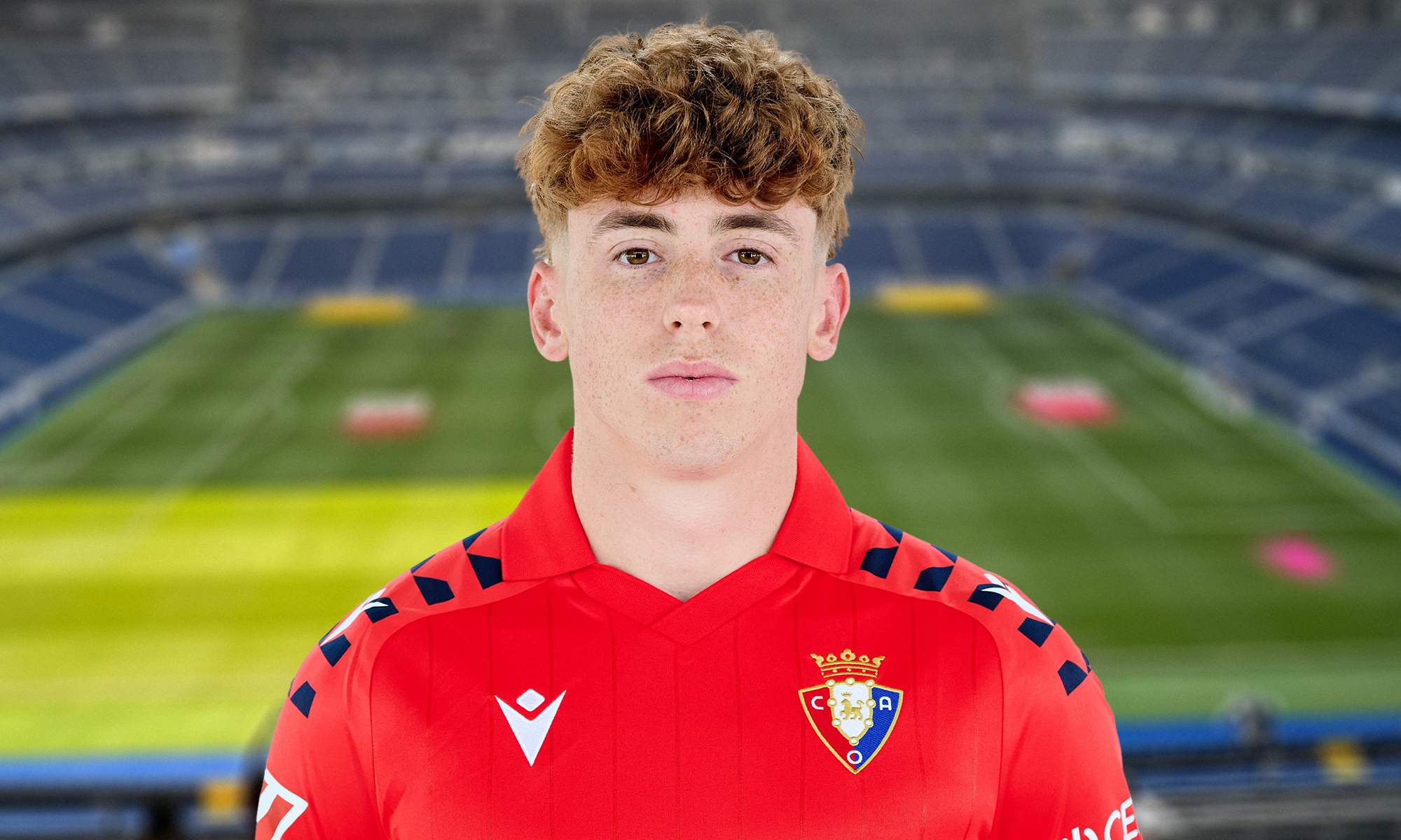 Víctor Muñoz con la camiseta del Osasuna y el Santiago Bernabéu. 