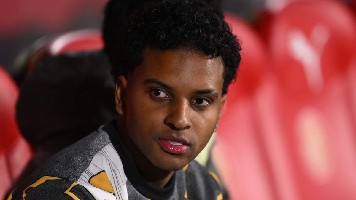 Rodrygo Goes sentado en el banquillo del Real Madrid.