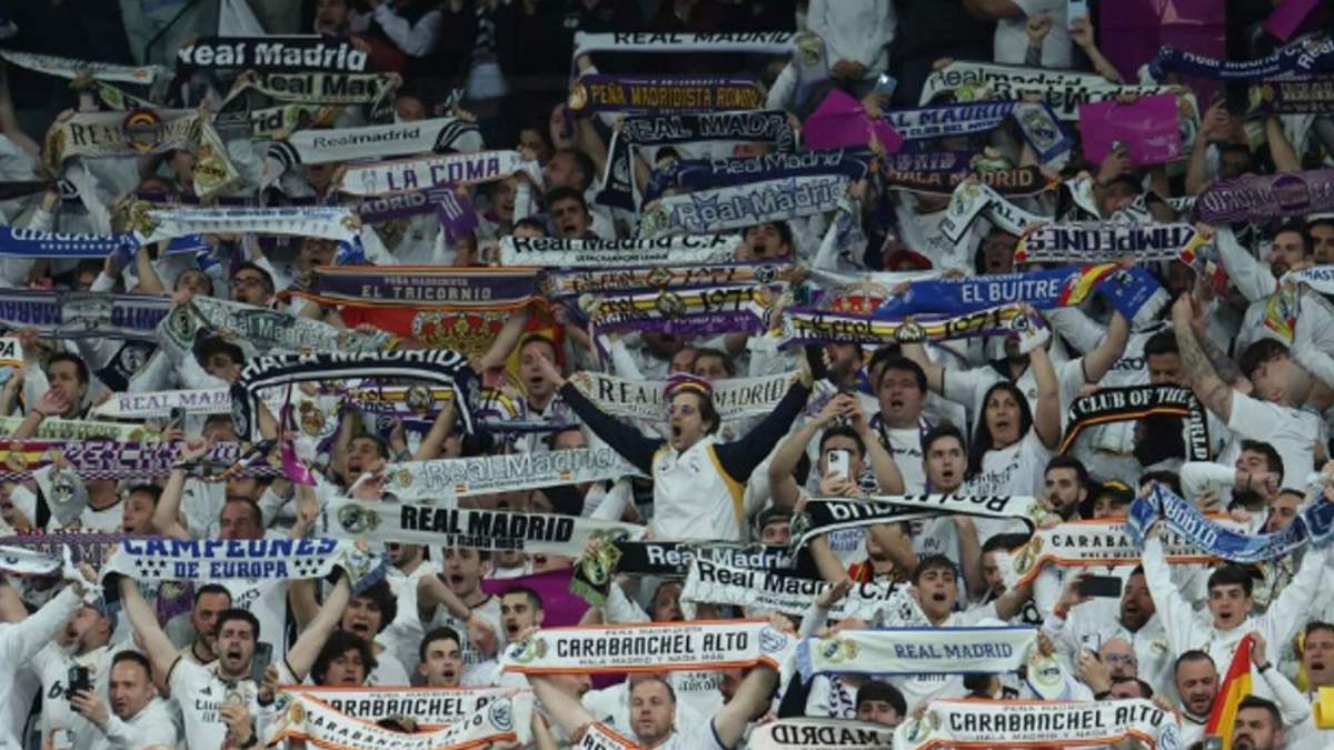 Aficionados madridistas en el Santiago Bernabéu.