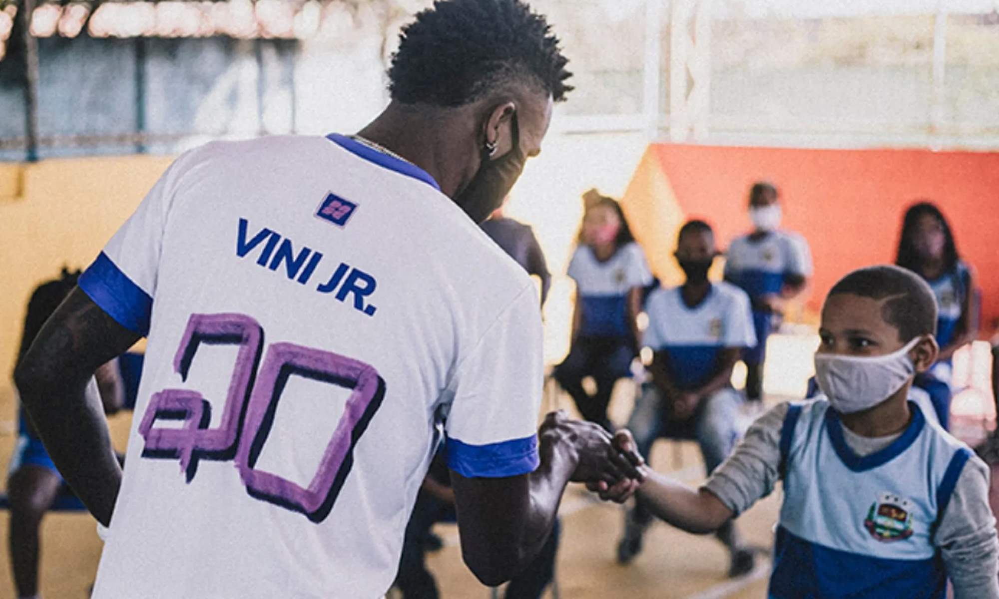 Vinícius Júnior con niños del Instituto Vini Jr. 