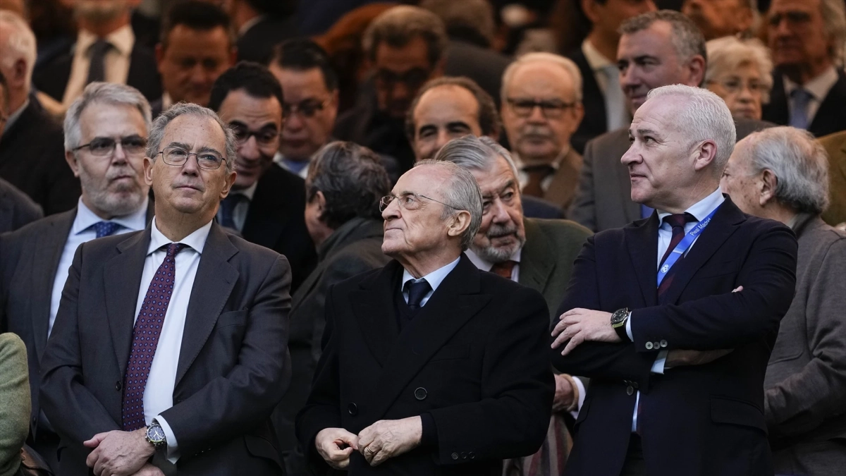 Florentino Pérez en el palco del Bernabéu durante el partido contra el Levante