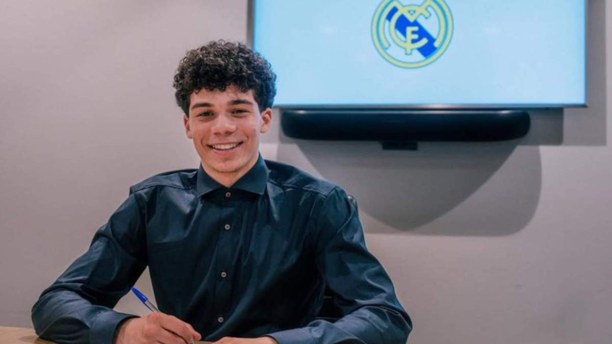 Enzo Alves firmando su último contrato con el Real Madrid (1) Enzo Alves firmando su último contrato con el Real Madrid (1)