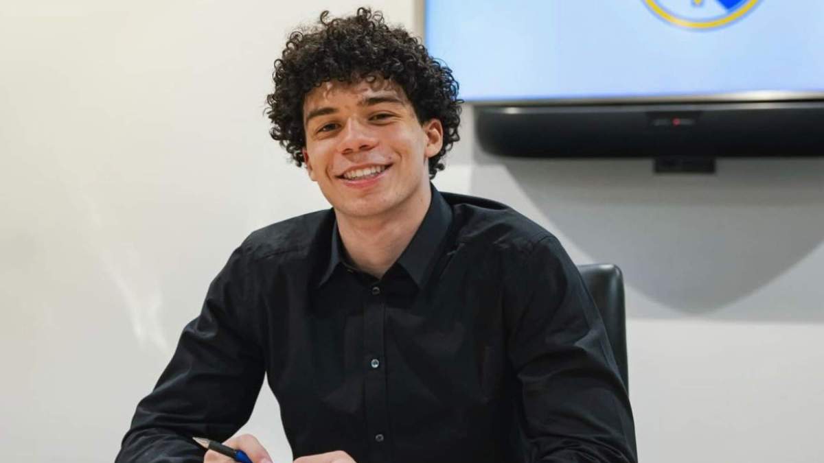 Enzo Alves en el acto de la firma de su contrato Enzo Alves en el acto de la firma de su contrato