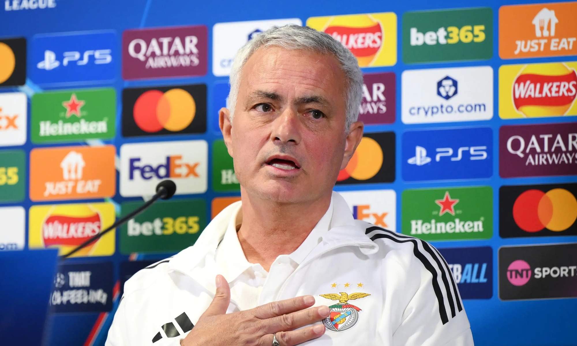 Mourinho asegura que el caso Negreira no le "interesa" y defiende a Arbeloa: "Es de mis favoritos, le quiero mucho