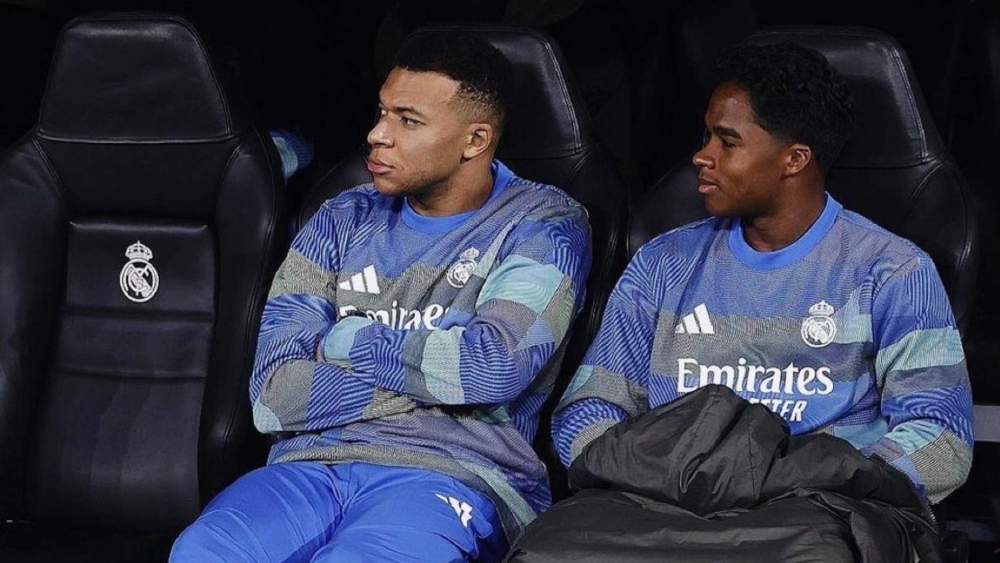 Endrick Felipe, junto a Kylian Mbappé, en el banquillo del Santiago Bernabéu. Endrick Felipe, junto a Kylian Mbappé, en el banquillo del Santiago Bernabéu.