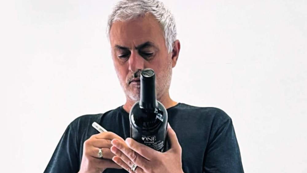 José Mourinho, firmando una de sus botellas de vino.