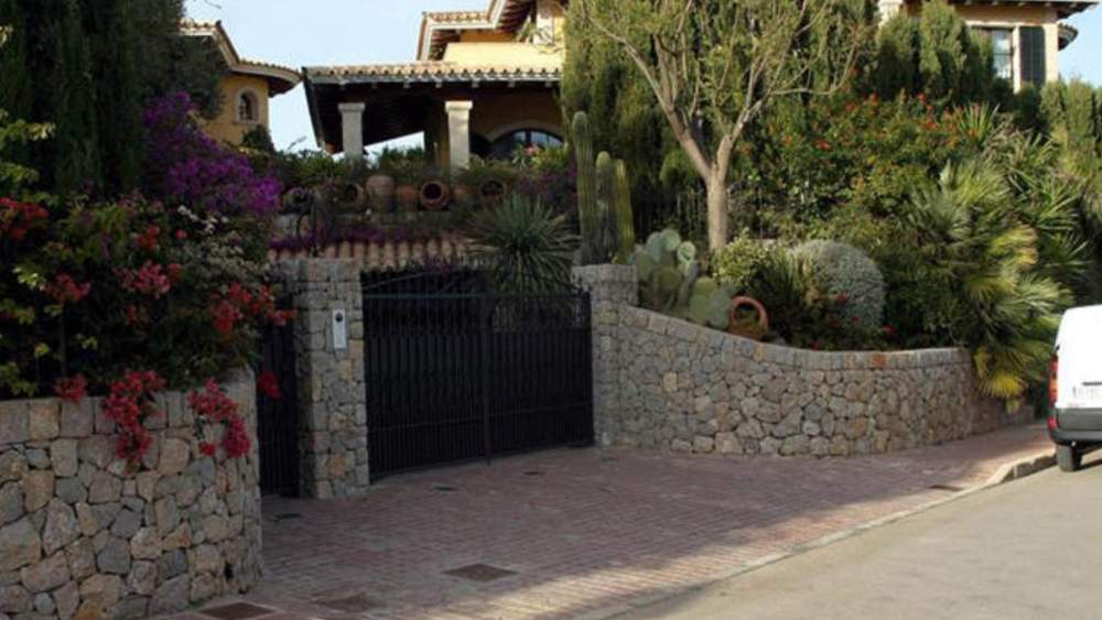 Entrada de la mansión Villa Yasmín. Entrada de la mansión Villa Yasmín.