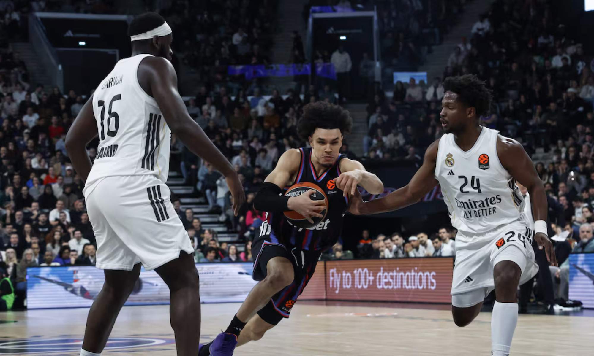 Usman Garuba y Andrés Feliz defienden ante un ataque del Paris.