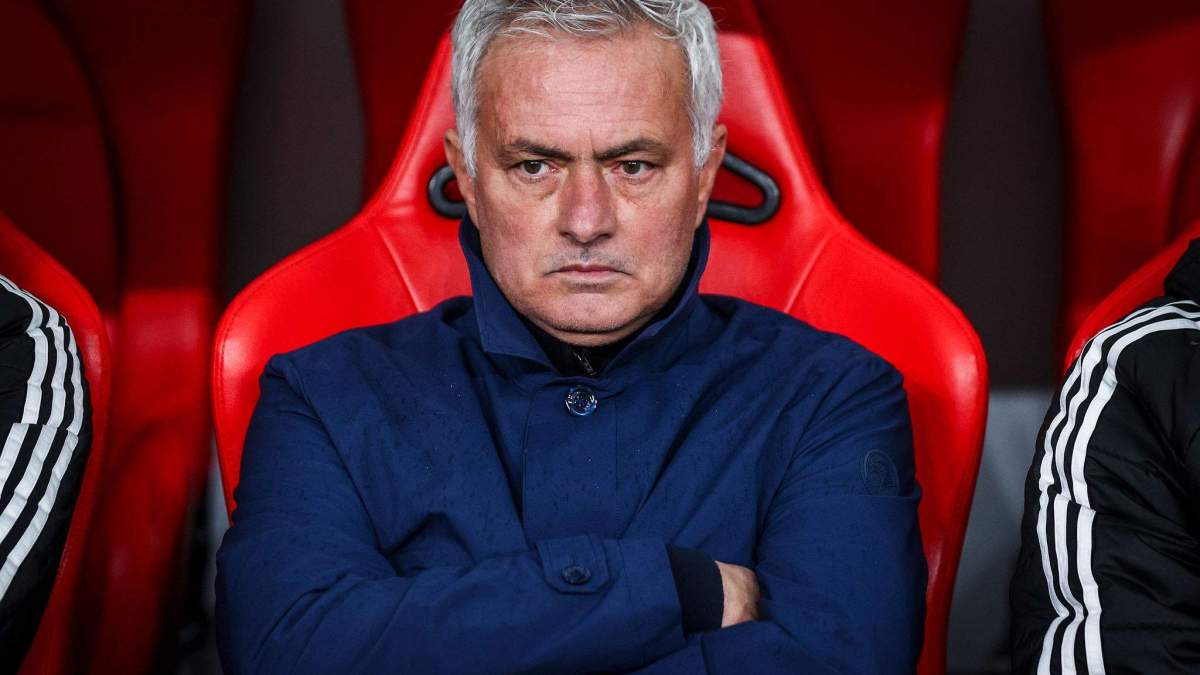 José Mourinho sentado en el banquillo del Benfica. 