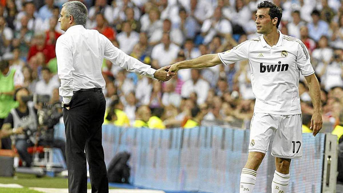 José Mourinho saludando a Álvaro Arbeloa en un partido. José Mourinho saludando a Álvaro Arbeloa en un partido.