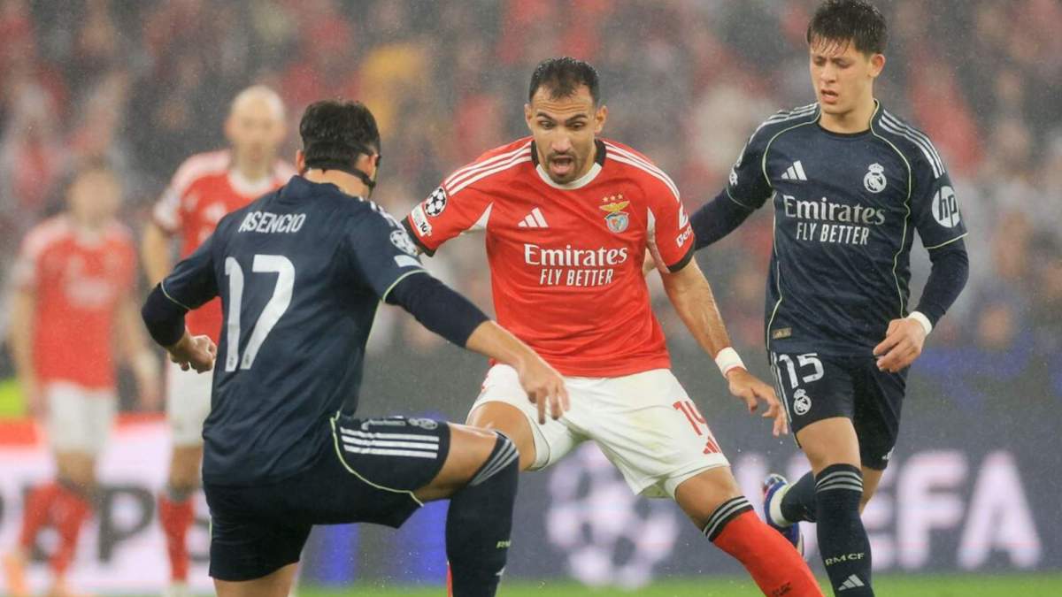  Vangelis Pavlidis, intentado avanzar ante Raúl Asencio y Arda Güler, durante el partido del Benfica y el Real Madrid de esta noche.