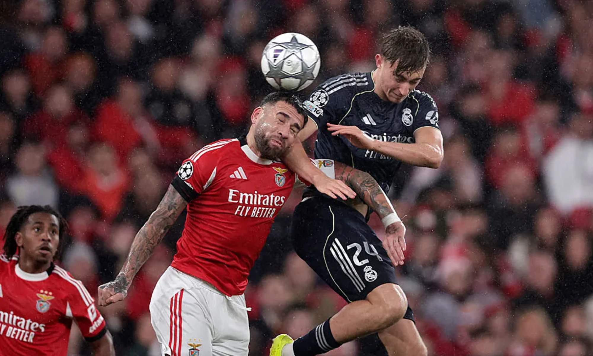 Nicolás Otamendi y Dean Huijsen, disputando un balón aéreo.