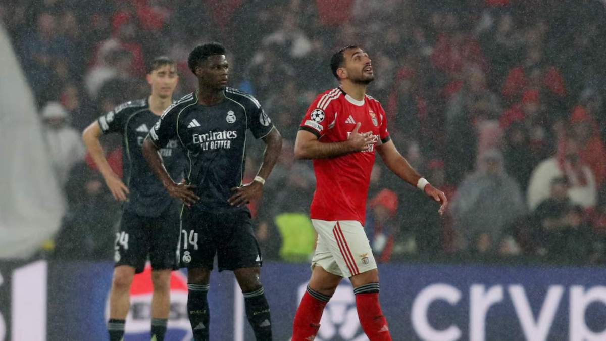 Vangelis Pavlidis, celebrando el segundo gol del Benfica ante la mirada preocupante de Aurelién Tchouameni.