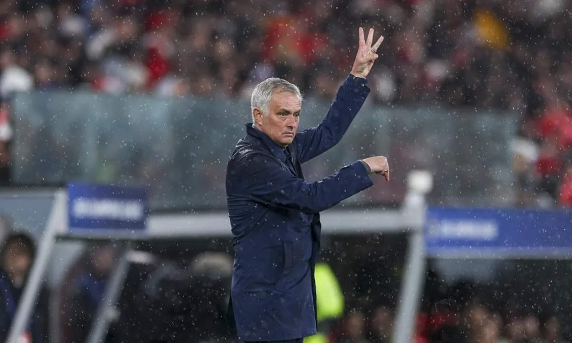 José Mourinho, dando órdenes a sus jugadores del Benfica en el partido de esta noche contra el Real Madrid.