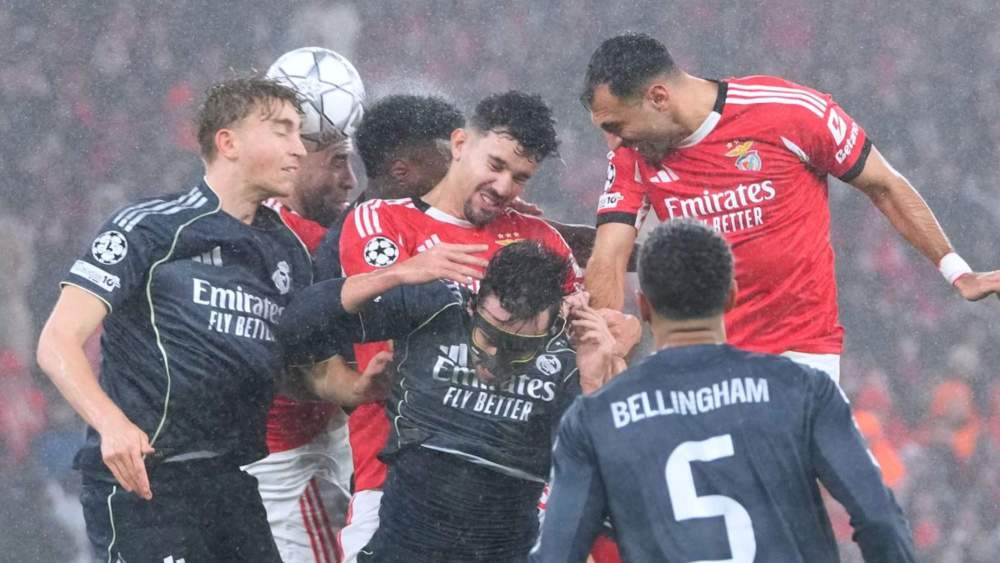 Dean Huijsen, elevándose para coger el balón de cabeza en el partido ante el Benfica.