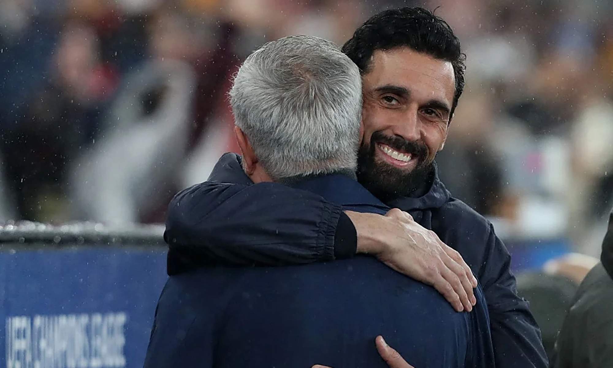 Álvaro Arbeloa dando un abrazo a José Mourinho.