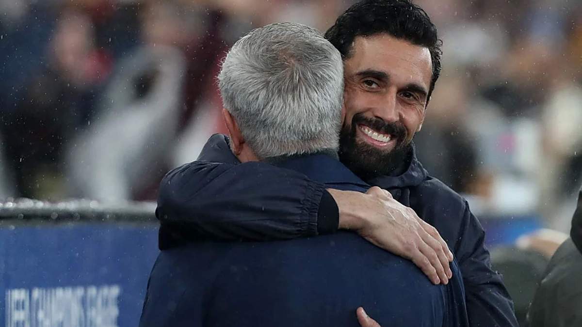 Álvaro Arbeloa dando un abrazo a José Mourinho.