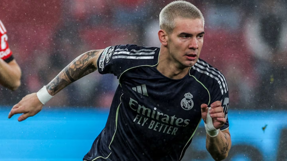 Franco Mastantuono jugando contra el Benfica.