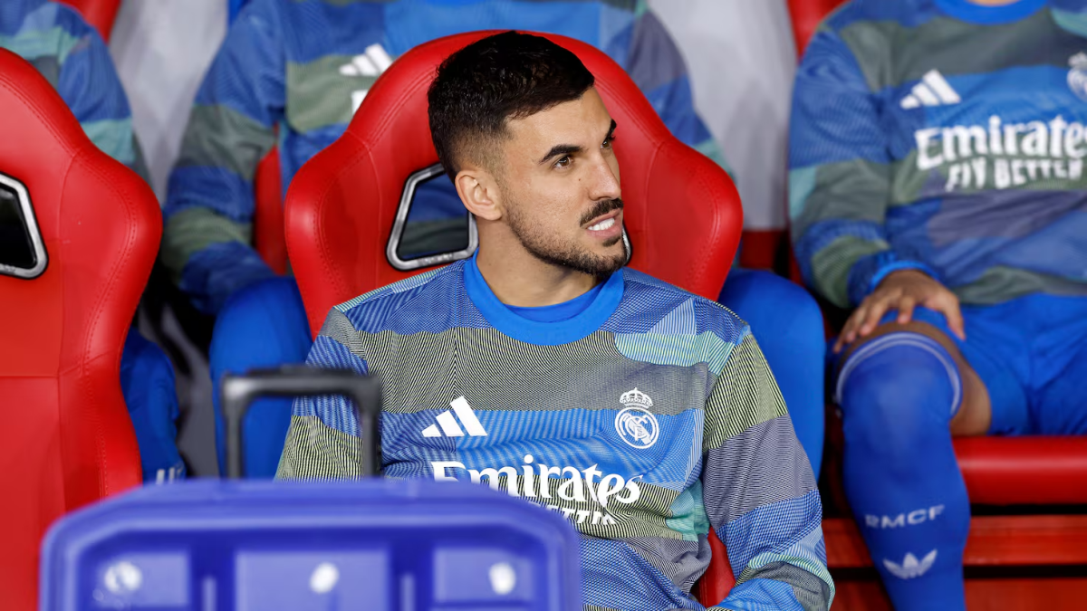 Dani Ceballos sentado en el banquillo del Real Madrid.