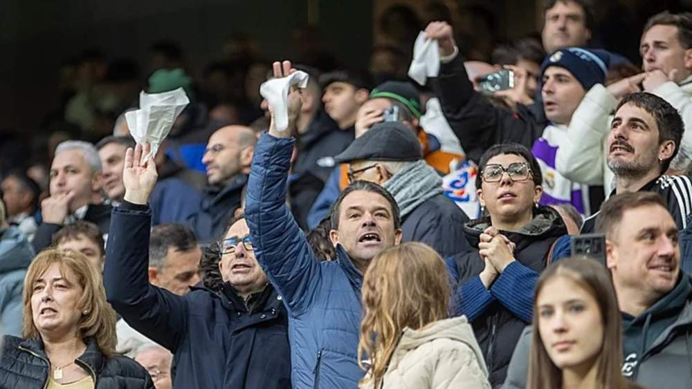 Aficionados del Real Madrid, pitando con pañuelos al equipo en el partido de hace casi dos semanas contra el Levante en el Santiago Bernabéu.